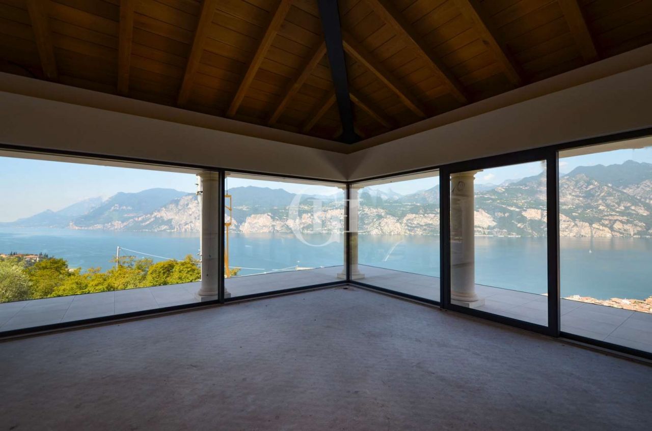 Апартаменты у озера Гарда, Италия, 417 м2 - фото 1
