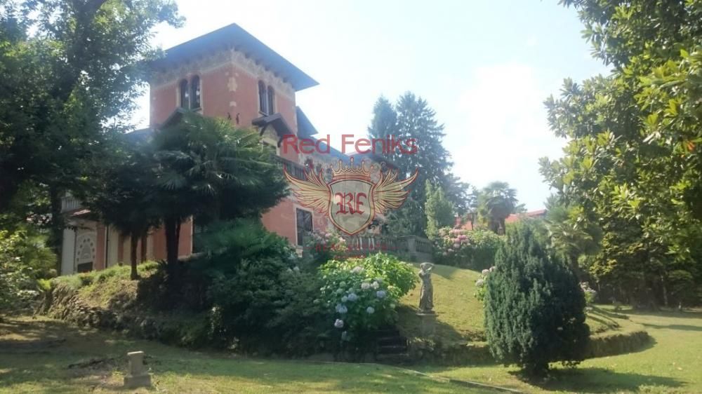 Вилла у озера Маджоре, Италия, 860 м² - фото 1
