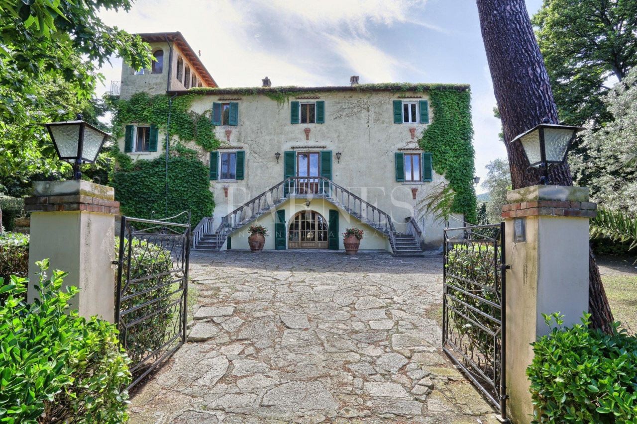Дом в Кастаньето-Кардуччи, Италия, 1 100 м2 - фото 1