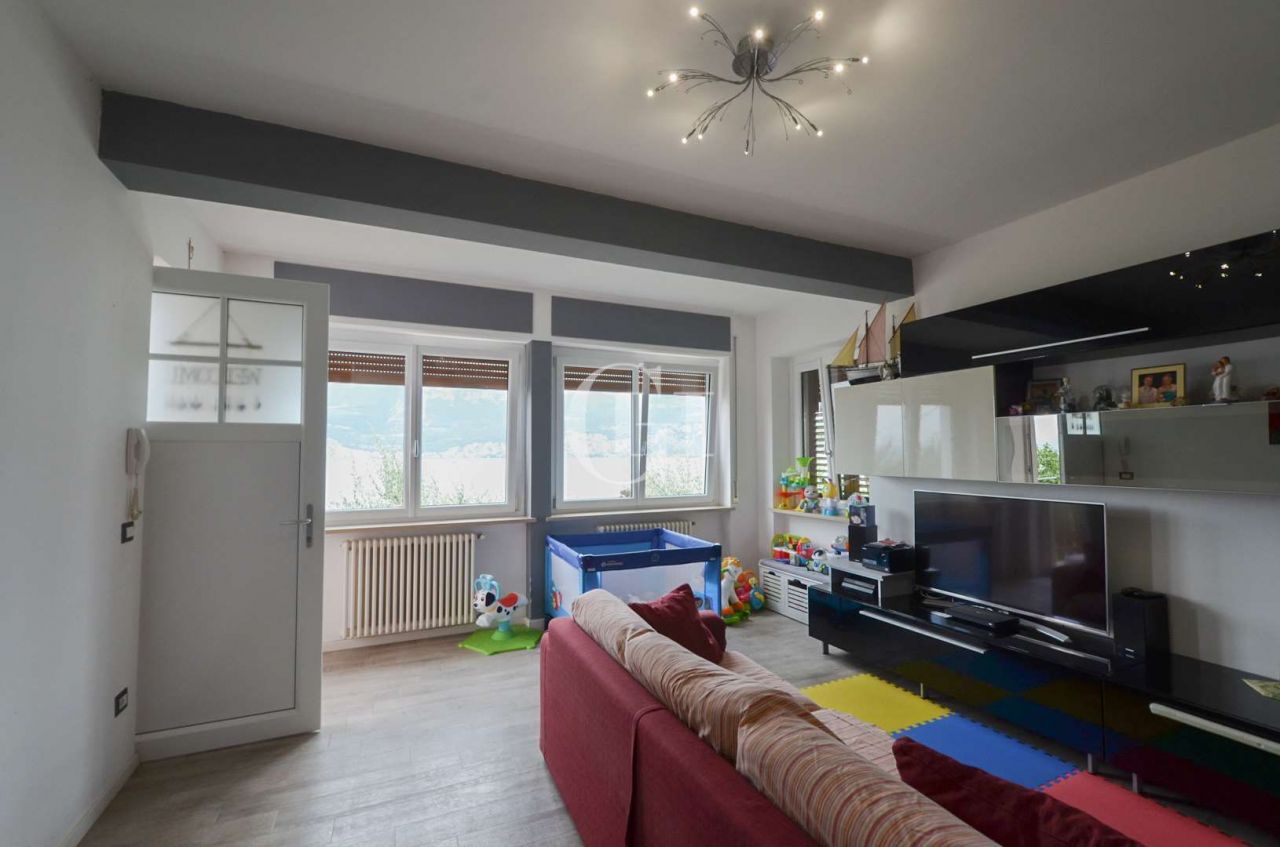 Квартира у озера Гарда, Италия, 95 м² - фото 14