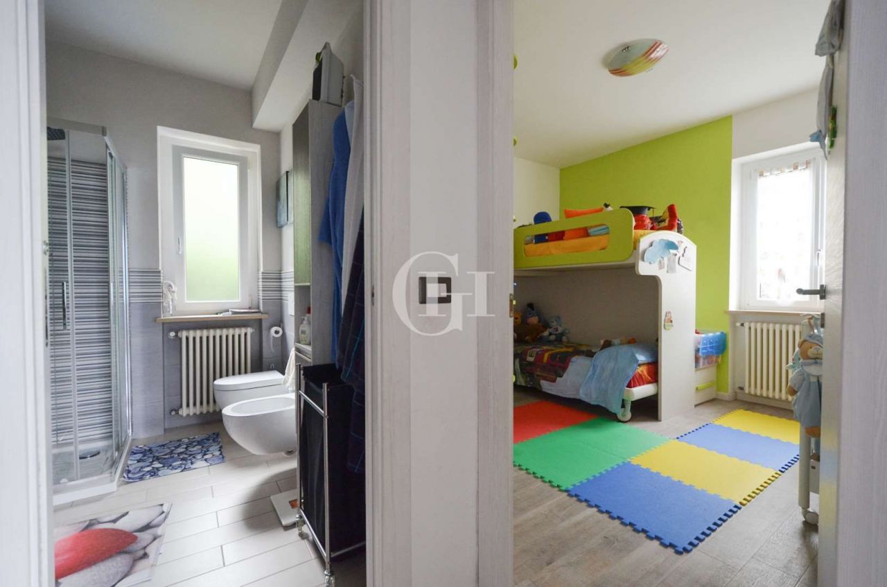 Квартира у озера Гарда, Италия, 95 м² - фото 18