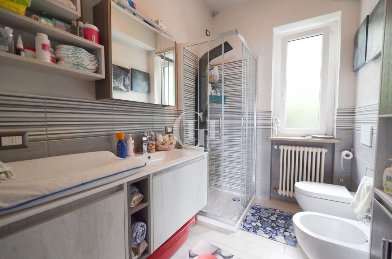 Квартира у озера Гарда, Италия, 95 м² - фото 22