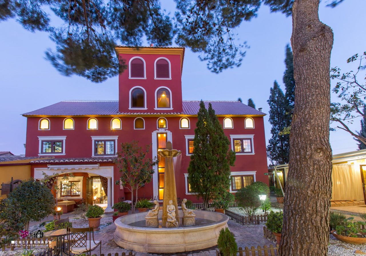 Отель, гостиница на Коста-дель-Маресме, Испания, 2 300 м2 - фото 1
