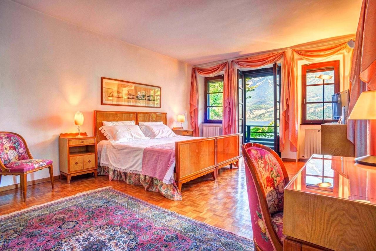 Поместье у озера Комо, Италия, 650 м² - фото 11