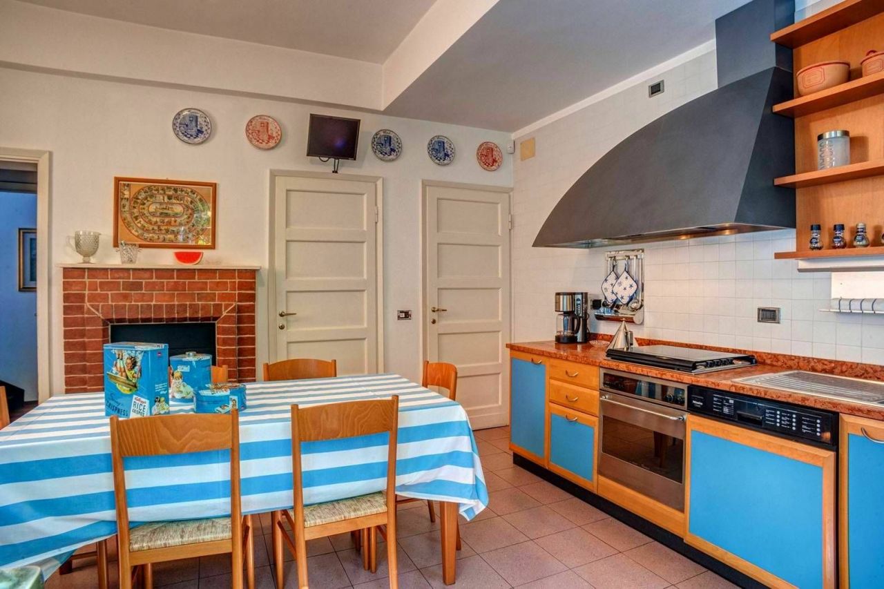 Поместье у озера Комо, Италия, 650 м² - фото 13