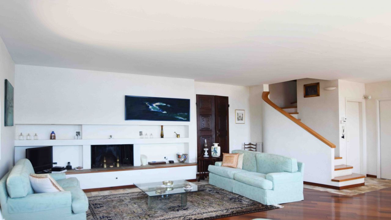 Вилла у озера Маджоре, Италия, 310 м² - фото 3