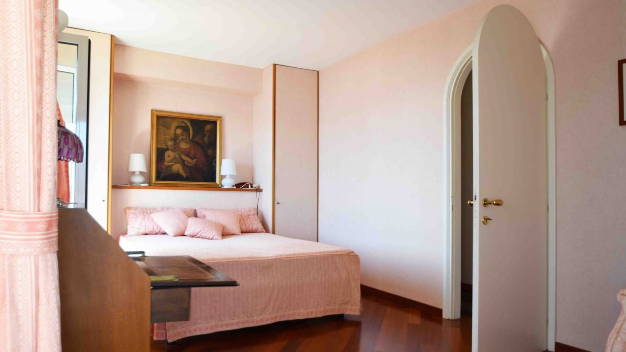 Вилла у озера Маджоре, Италия, 310 м² - фото 8