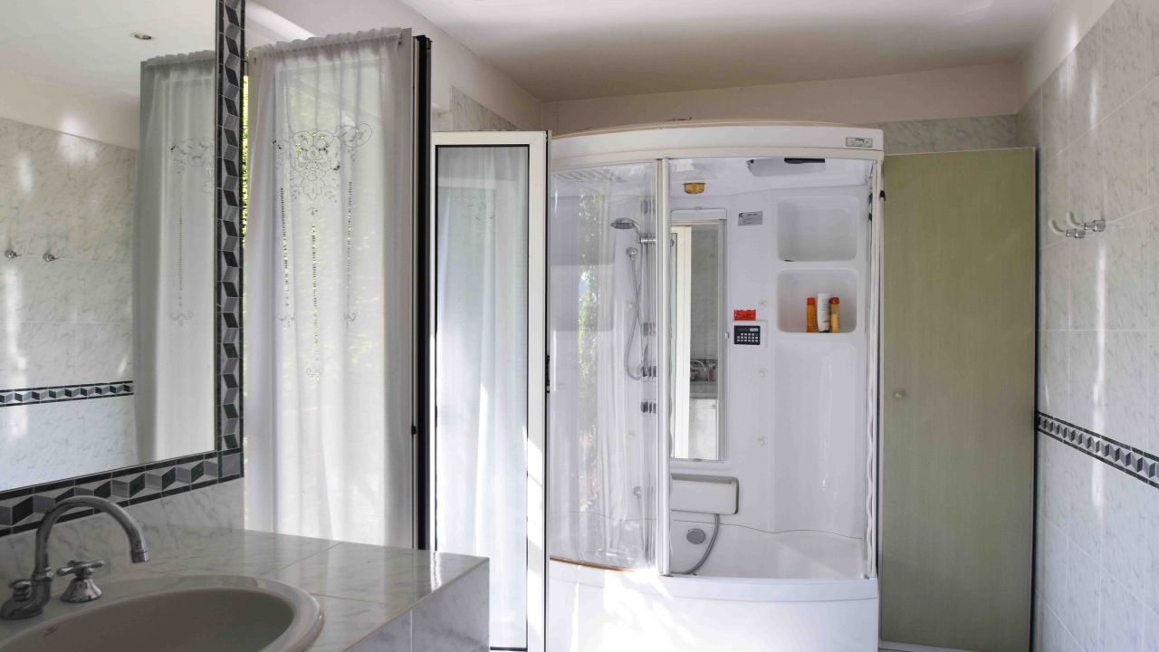 Вилла у озера Маджоре, Италия, 310 м² - фото 12