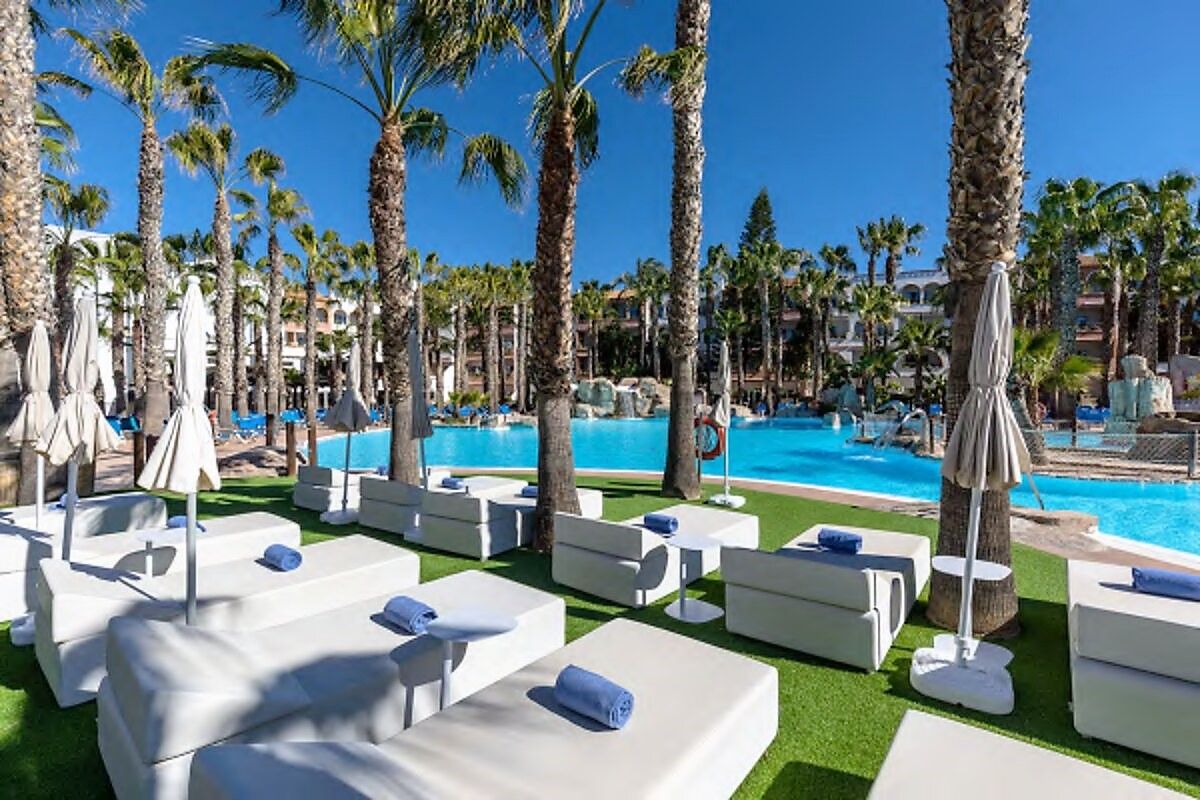 Отель, гостиница в Малаге, Испания, 80 000 м2 - фото 1