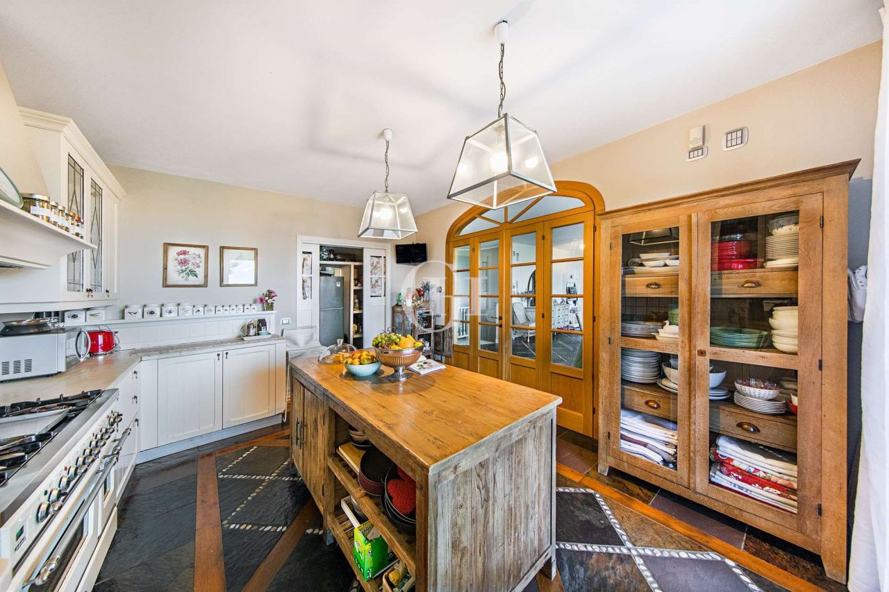 Апартаменты у озера Гарда, Италия, 240 м² - фото 9