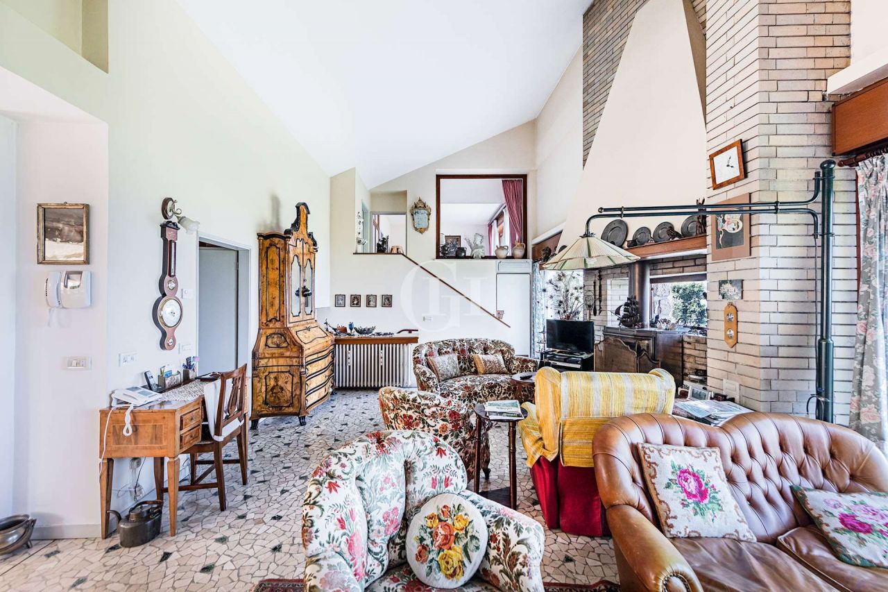 Вилла у озера Гарда, Италия, 250 м² - фото 11