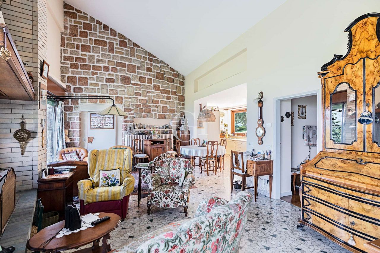 Вилла у озера Гарда, Италия, 250 м² - фото 12