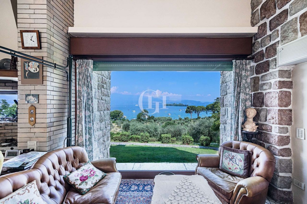 Вилла у озера Гарда, Италия, 250 м² - фото 2