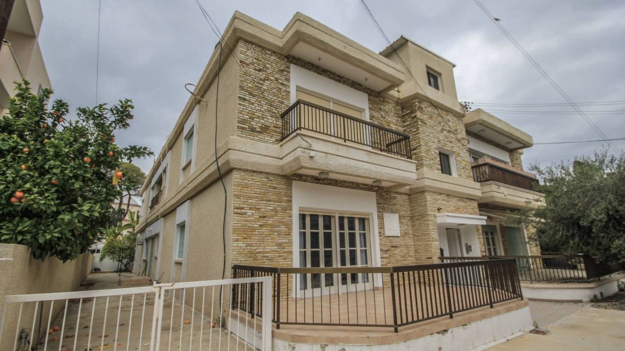 Коммерческая недвижимость в Ларнаке, Кипр, 340 м2 - фото 1