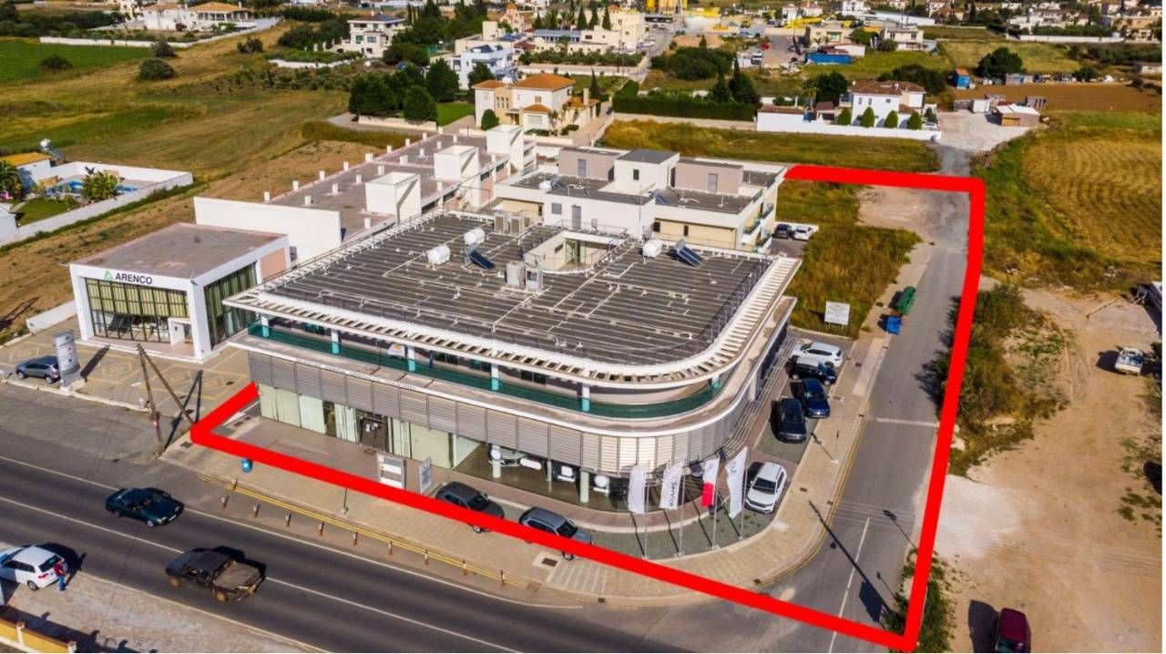 Коммерческая недвижимость в Паралимни, Кипр, 2 218 м² - фото 1