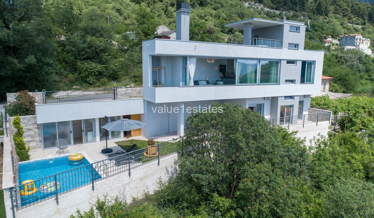 Дом в Тивате, Черногория, 220 м2 - фото 1