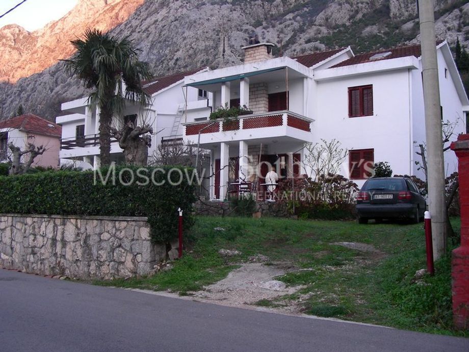 Дом в Доброте, Черногория, 265 м2 - фото 1