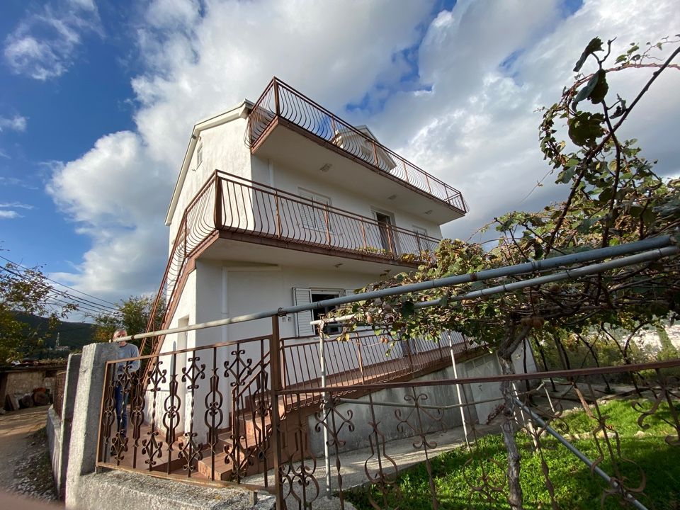 Дом в Херцег-Нови, Черногория, 190 м2 - фото 1