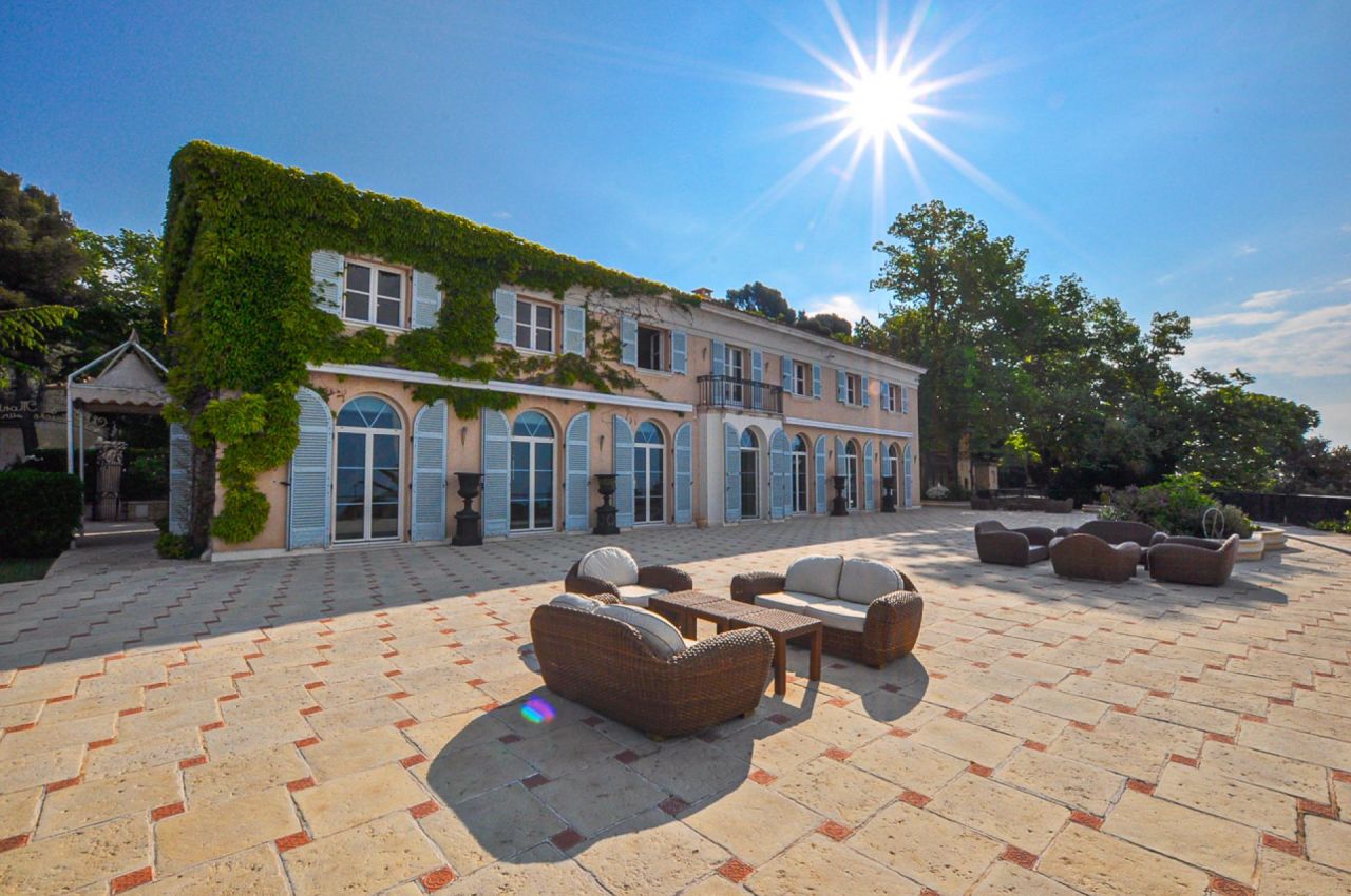 Коммерческая недвижимость в Вильфранш-сюр-Мер, Франция, 1 000 м2 - фото 1