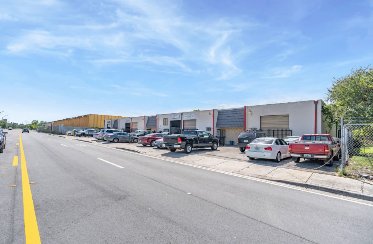 Коммерческая недвижимость в Майами, США, 2 400 м² - фото 4