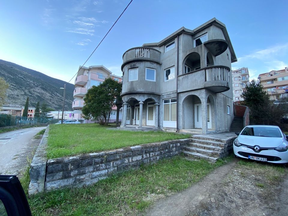 Дом в Херцег-Нови, Черногория, 250 м2 - фото 1