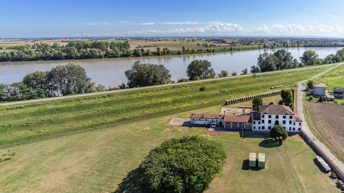 Вилла в Феррара, Италия, 825 м² - фото 2