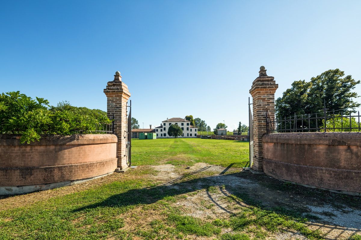 Вилла в Феррара, Италия, 825 м² - фото 3