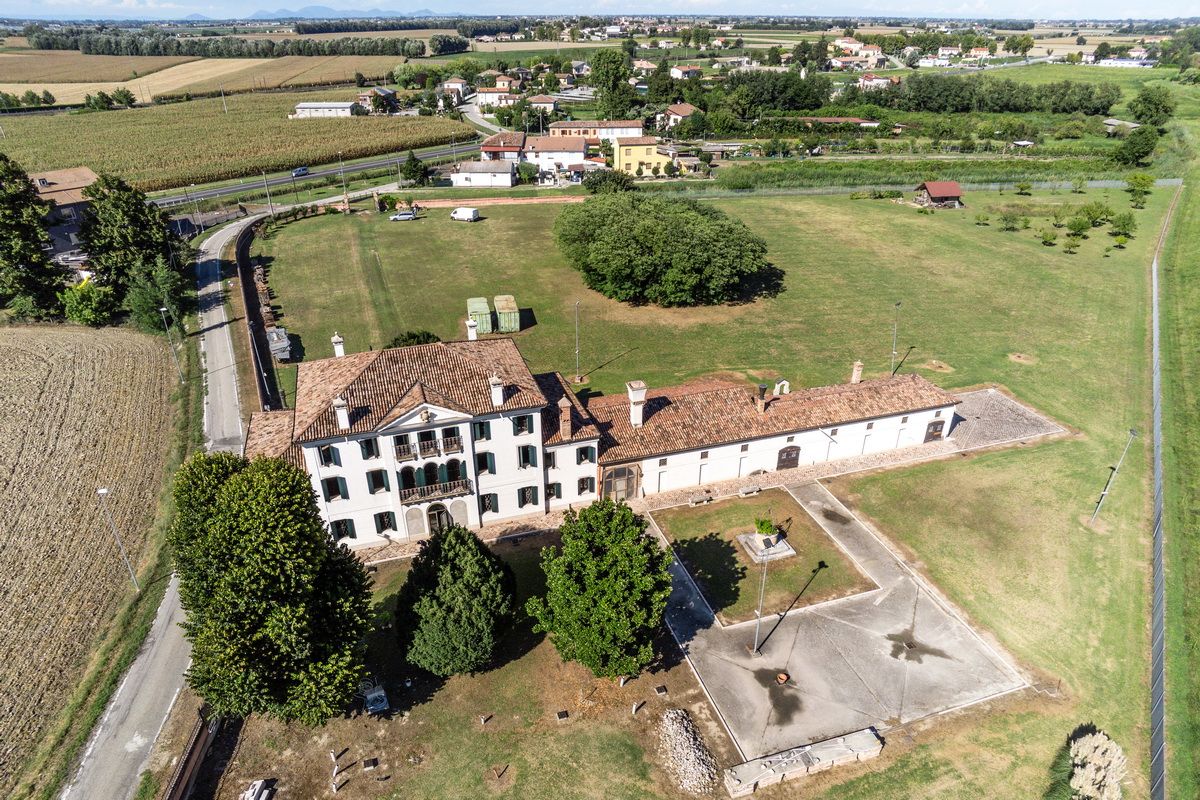 Вилла в Феррара, Италия, 825 м² - фото 5