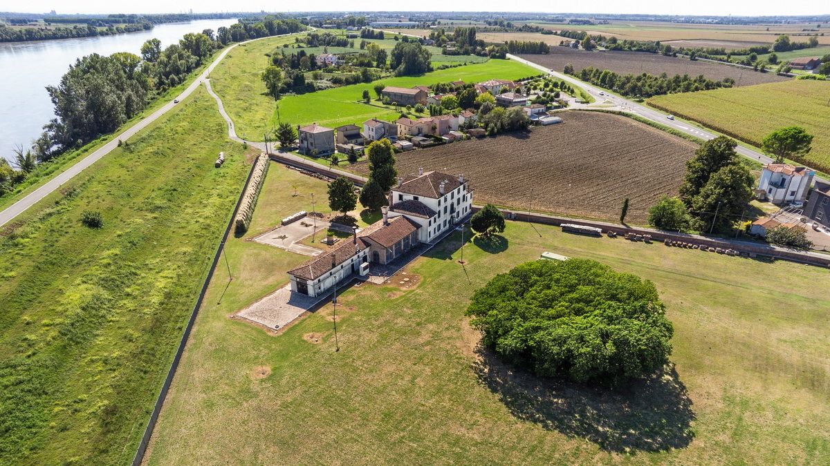 Вилла в Феррара, Италия, 825 м² - фото 18