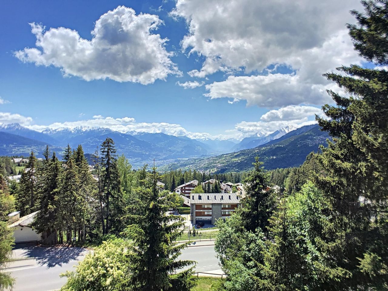 Дом в Кран-Монтане, Швейцария, 265 м2 - фото 1