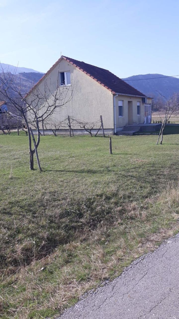 Дом под реконструкцию в Даниловграде, Черногория, 138 м2 - фото 1