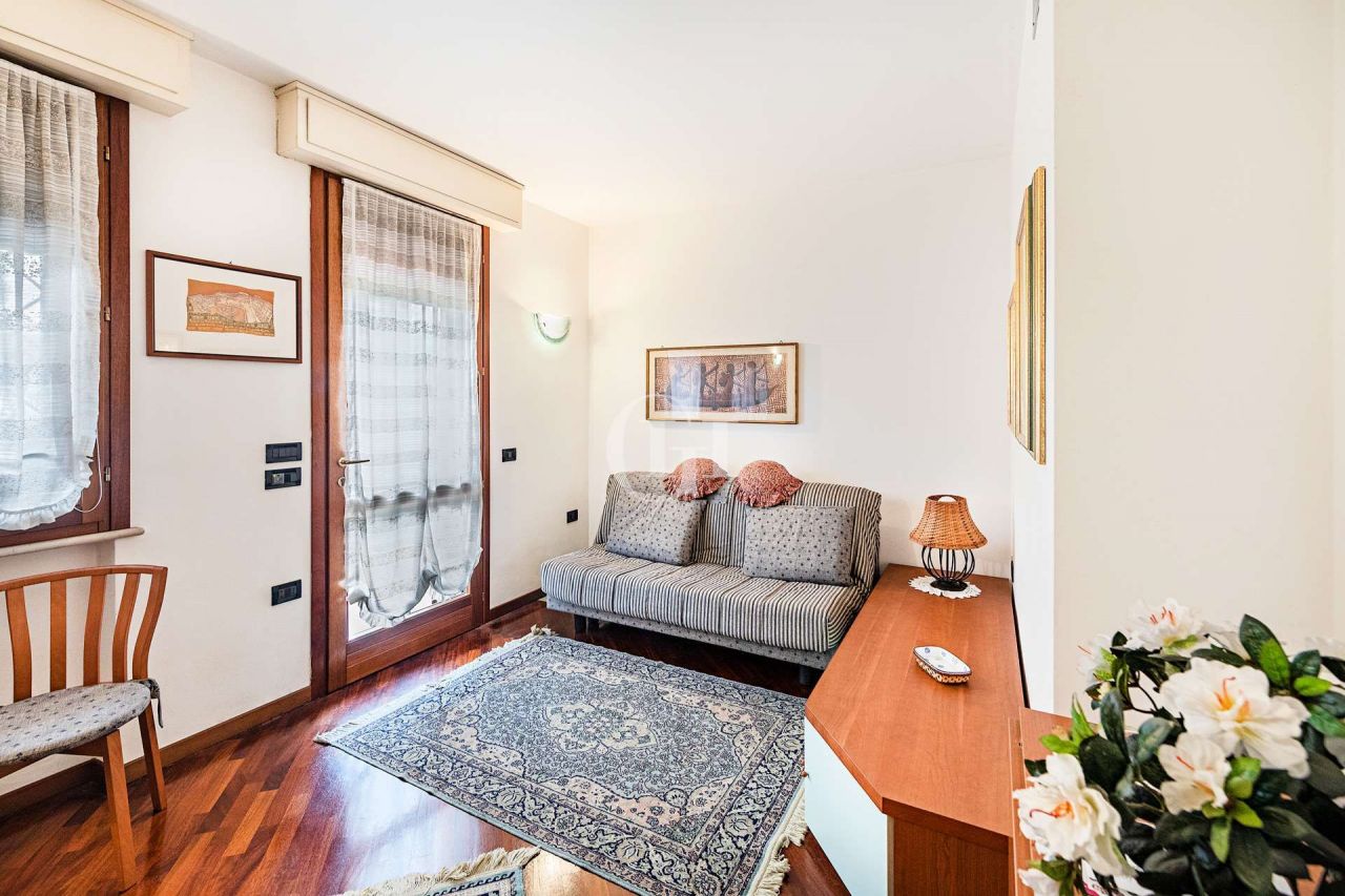 Квартира у озера Гарда, Италия, 60 м² - фото 12