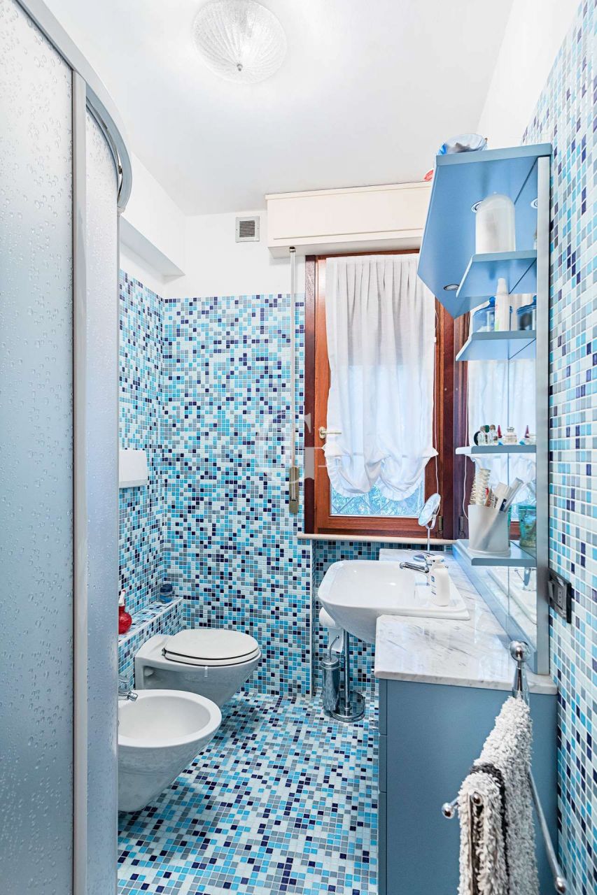 Квартира у озера Гарда, Италия, 60 м² - фото 15