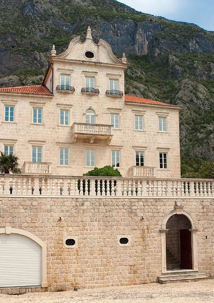 Коммерческая недвижимость в Доброте, Черногория, 1 400 м² - фото 3