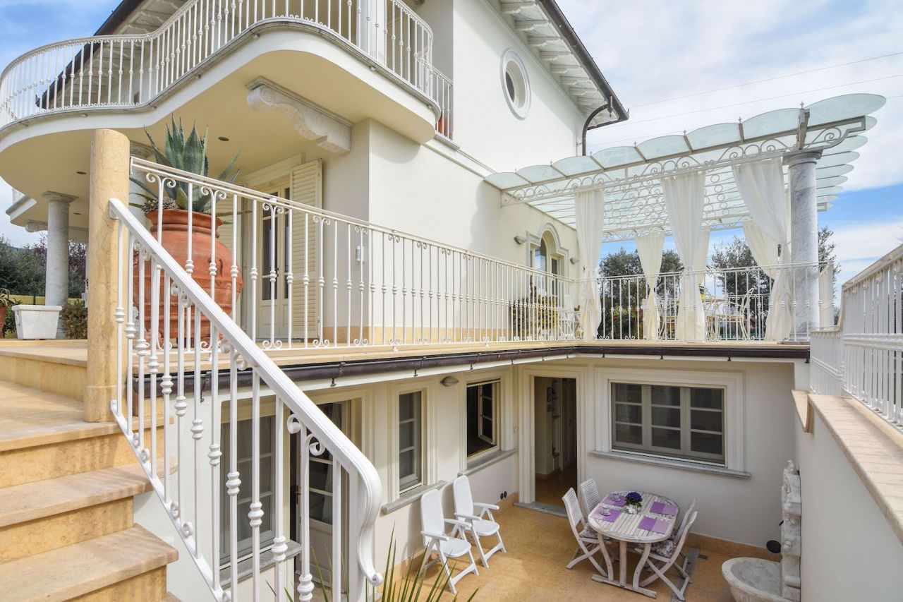 Вилла в Марина ди Пьетрасанта, Италия, 300 м² - фото 3