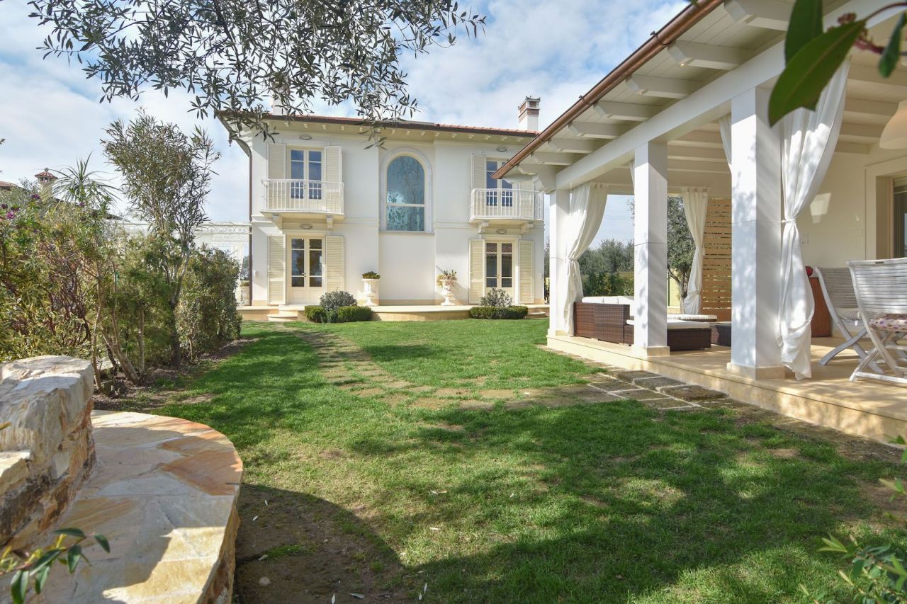 Вилла в Марина ди Пьетрасанта, Италия, 300 м² - фото 6