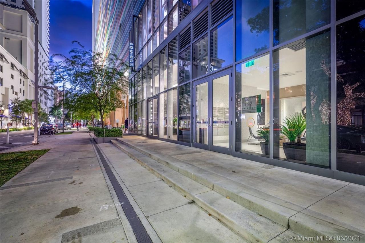 Коммерческая недвижимость в Майами, США, 700 м² - фото 2