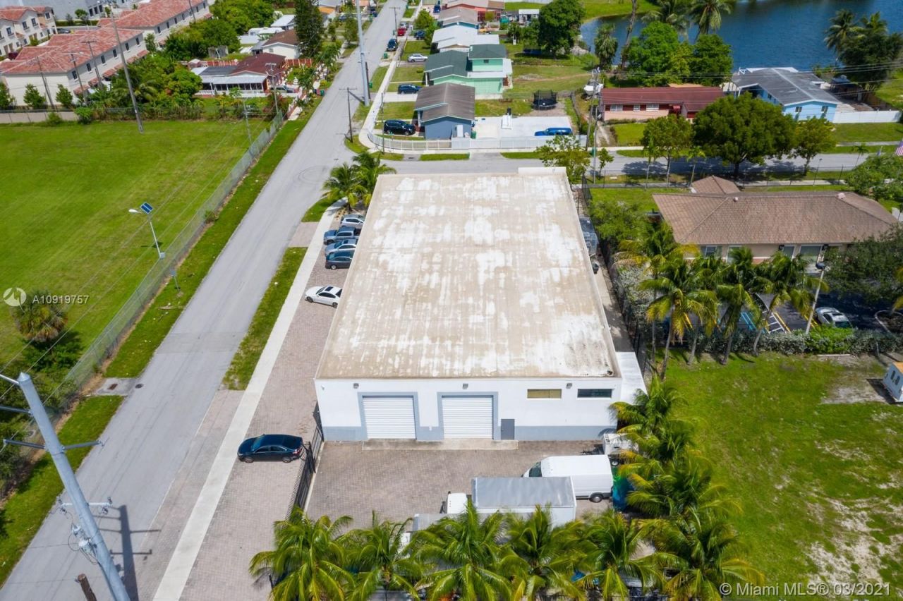 Коммерческая недвижимость в Майами, США, 1 000 м2 - фото 1