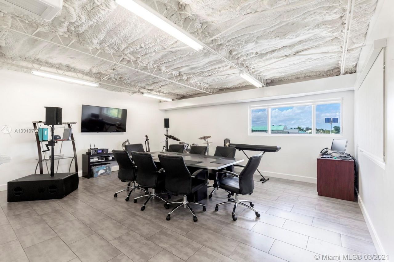 Коммерческая недвижимость в Майами, США, 1 000 м² - фото 9