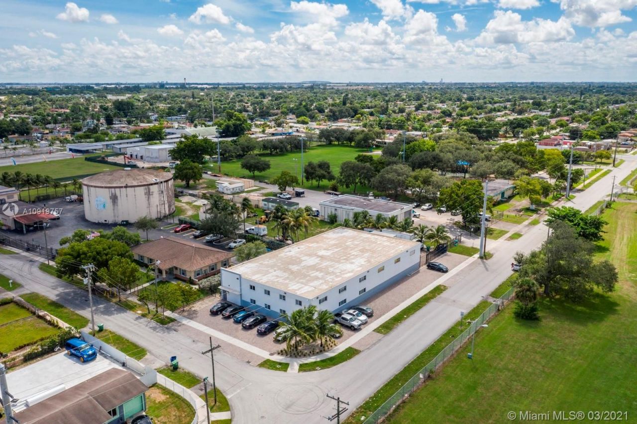 Коммерческая недвижимость в Майами, США, 1 000 м² - фото 4