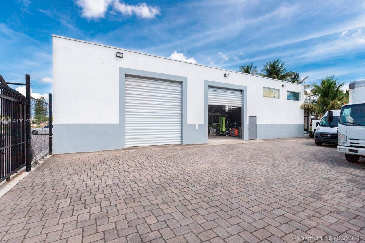 Коммерческая недвижимость в Майами, США, 1 000 м² - фото 2