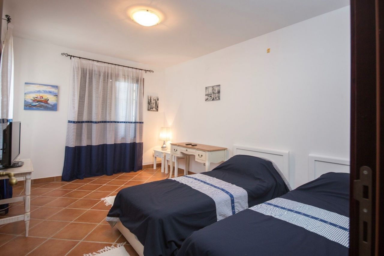 Коммерческая недвижимость в Каменари, Черногория, 235 м² - фото 6