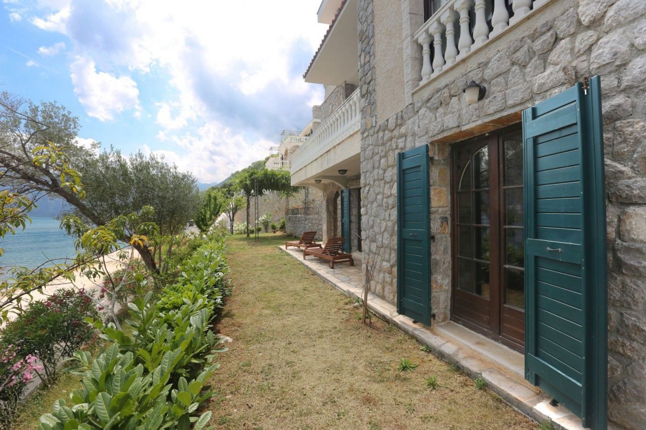 Коммерческая недвижимость в Каменари, Черногория, 235 м² - фото 13