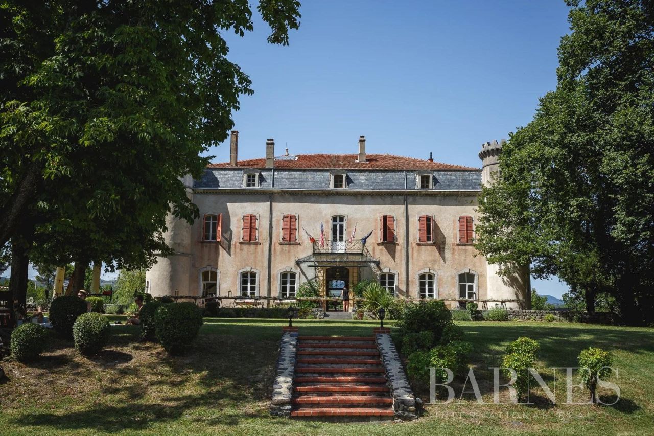 Дом Privas, Франция, 1 800 м² - фото 1