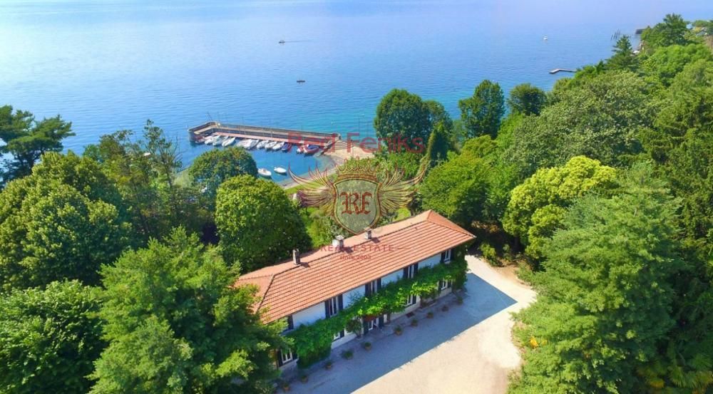 Вилла у озера Маджоре, Италия, 380 м2 - фото 1