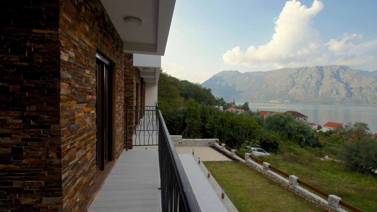 Дом в Прчани, Черногория, 272 м2 - фото 1