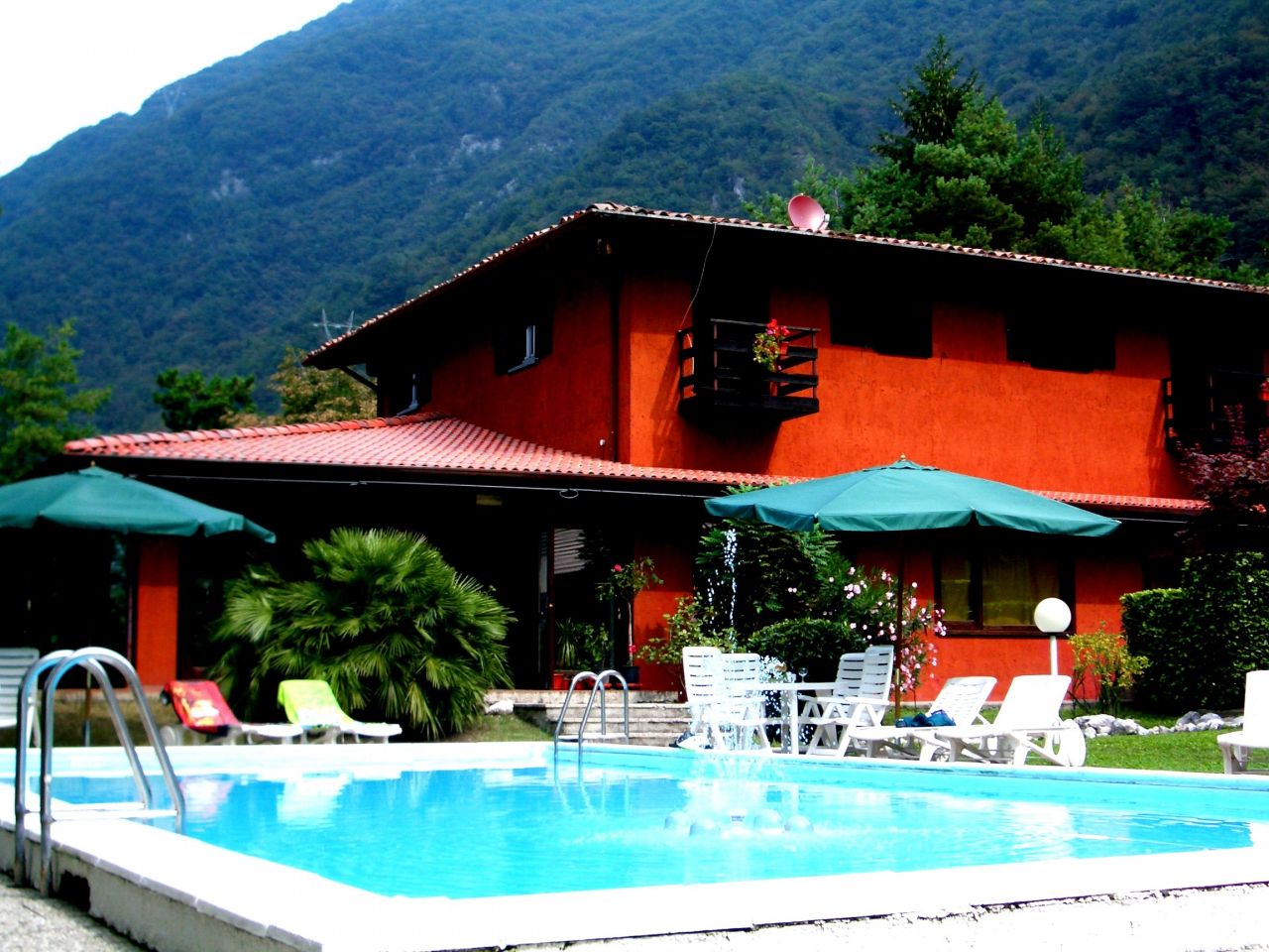 Отель, гостиница в Идро, Италия, 2 000 м2 - фото 1