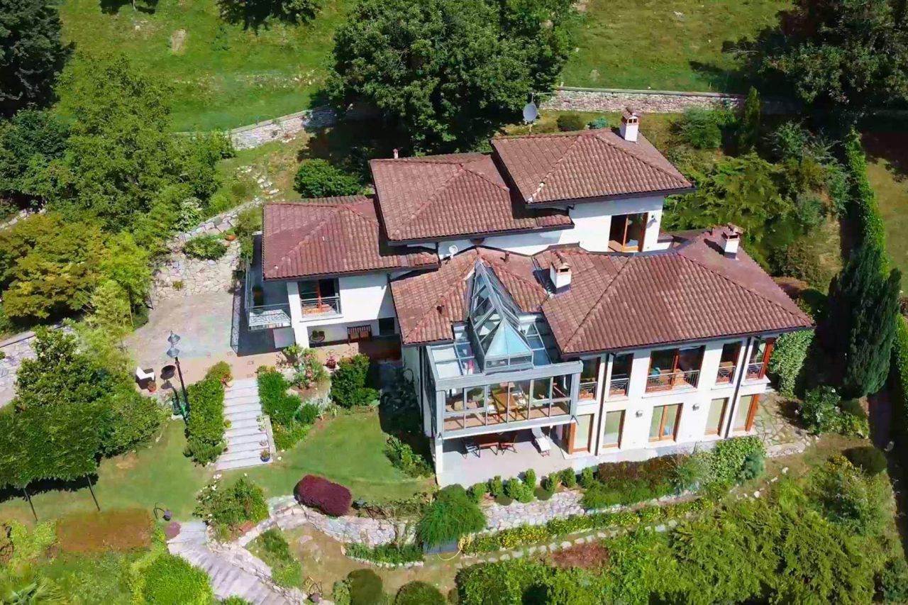 Дом Cerano d'Intelvi, Италия, 400 м2 - фото 1