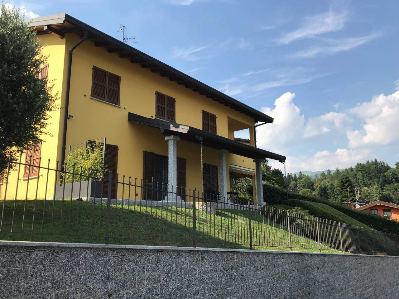Дом в Монторфано, Италия, 300 м2 - фото 1