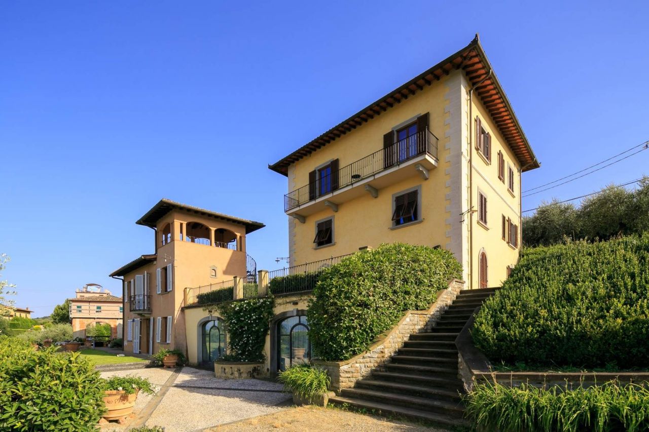 Дом Lastra a Signa, Италия, 800 м2 - фото 1